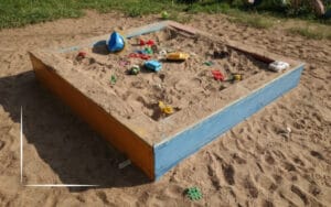 Hiekkalaatikon valinta – oikea koko, materiaali ja sijainti lapsiperheen pihalle
