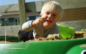 Puinen ja muovinen hiekkalaatikko vertailussa – kumpi valinta sopii pihalle?