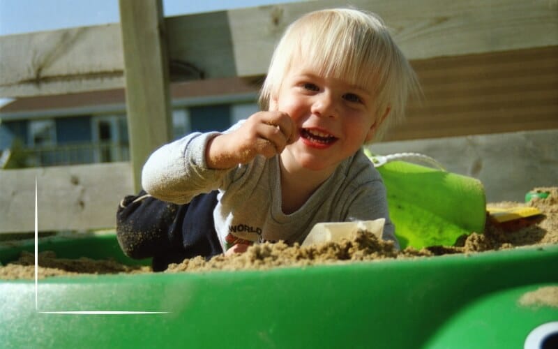 Puinen ja muovinen hiekkalaatikko vertailussa – kumpi valinta sopii pihalle?