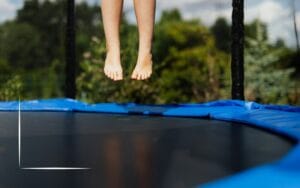 Trampoliini lapsen kehitykselle – hyppyjä, motoriikkaa ja tasapainoa pihalla