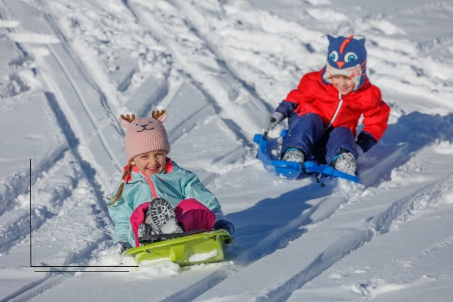 Paras lasten toppahaalari 2025 – vertailun pääkuva Lapsi ulkoilemassa talvella toppahaalari päällä – paras lasten toppahaalari 2025 vertailuartikkeli