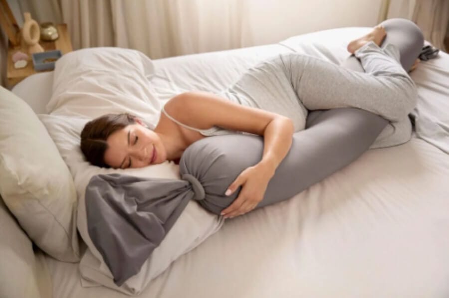 Tarvitsetko imetystyynyä – imetysasento ja ergonominen tuki vauvan pulloruokintaan