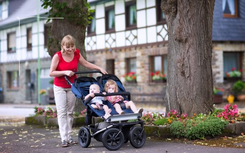 Tuplarattaiden istuinratkaisun vertailu – rinnakkain vai peräkkäin istuvat sisarukset