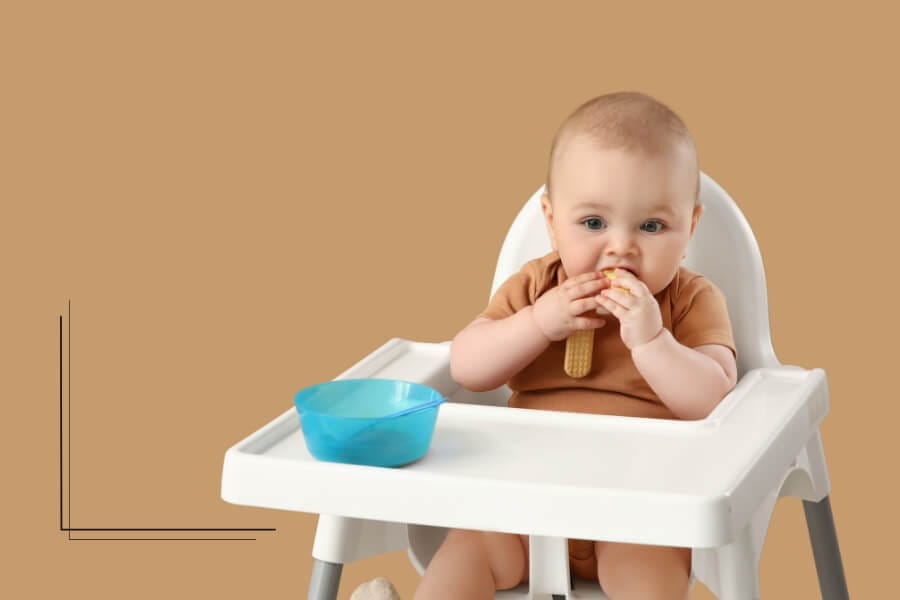 Puinen ja muovinen syöttötuoli vierekkäin – vertailu eroista ja hyvistä puolista