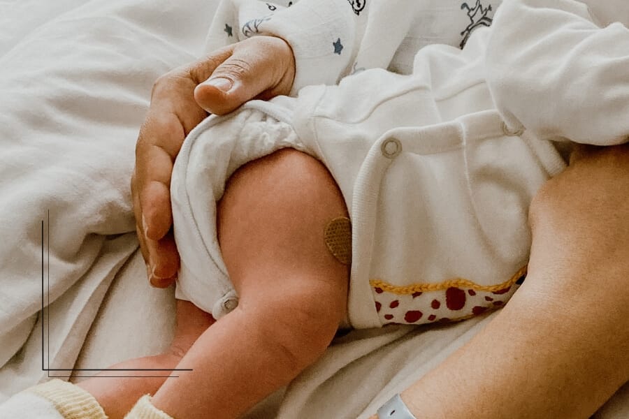 Vauva vetää sukat pois kokemuksia ja vinkkejä sukkien pysymiseen